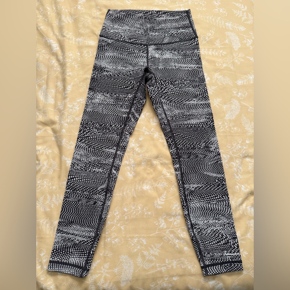Lululemon Wunder Under Leggings Size 6.